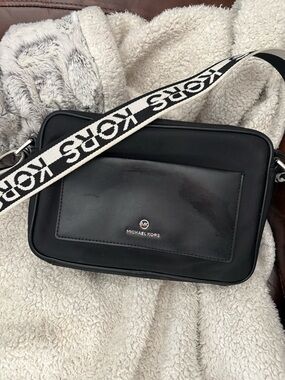 Michael Kors cross body bag
Black
